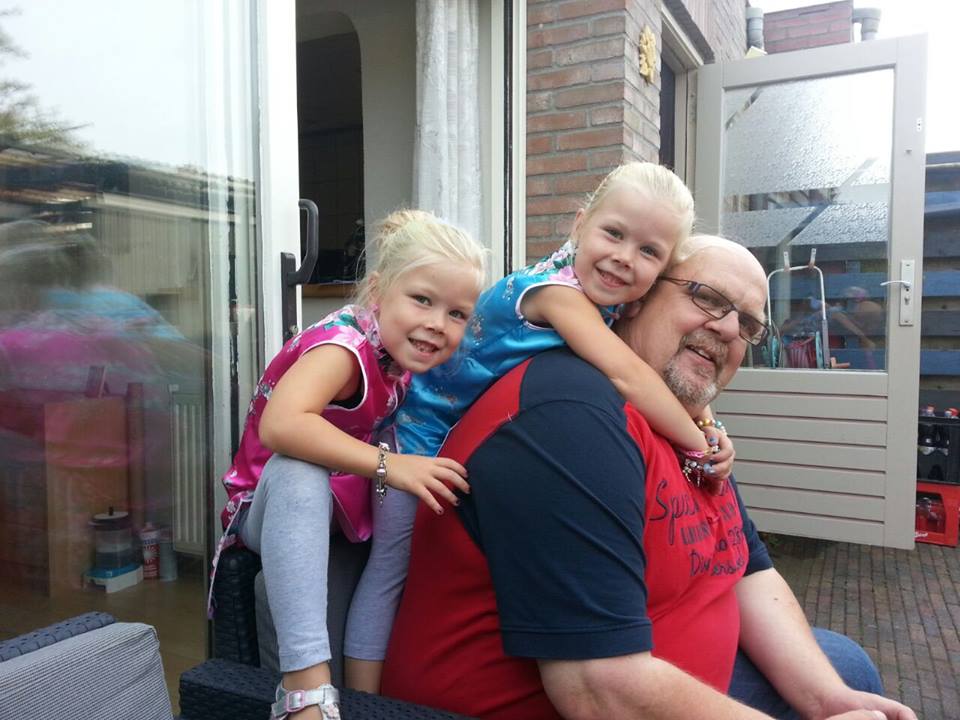 wim maring in 2014.
wim maring met twee kleindochters.